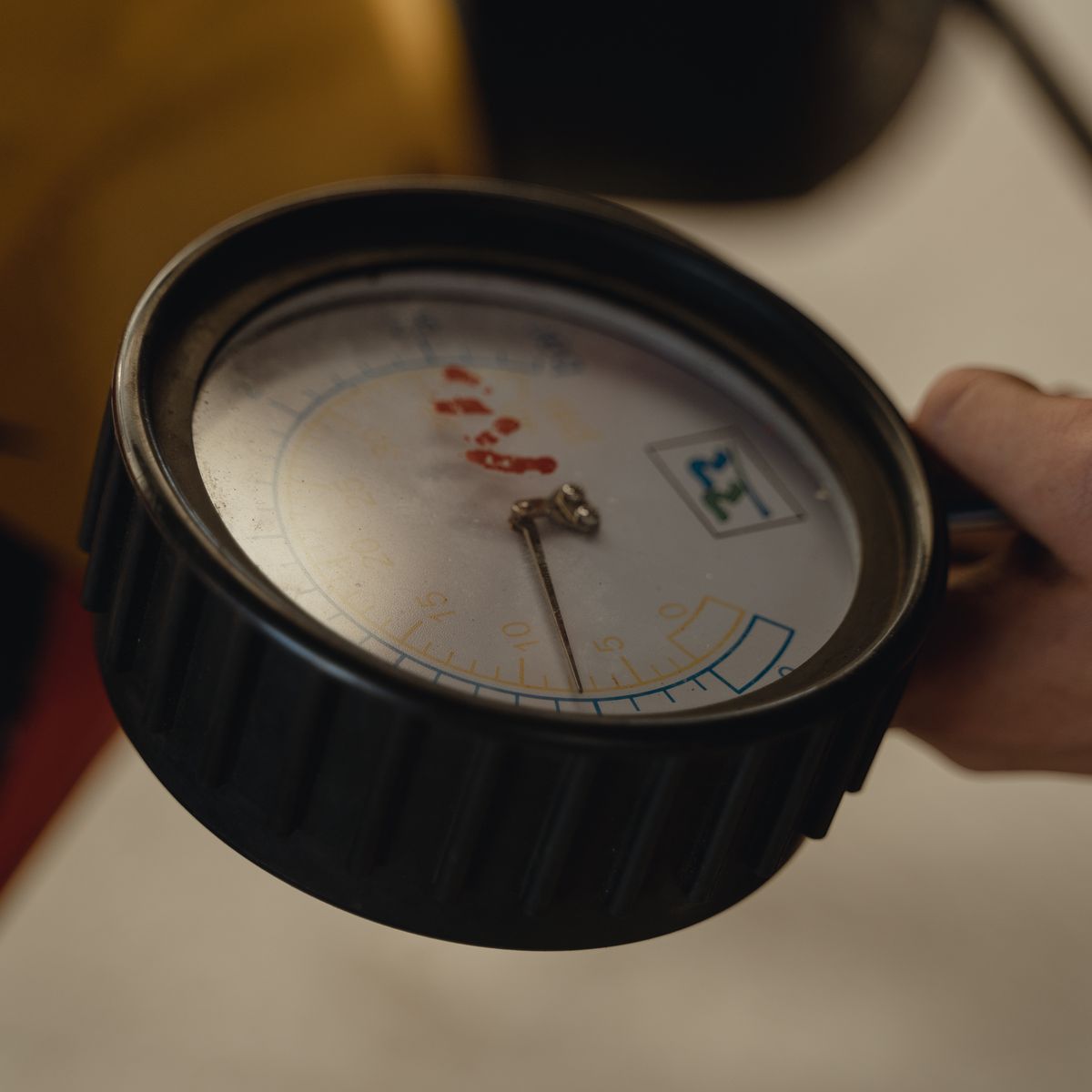 Manomètre sur une valve de pneu par temps froid